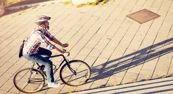 自転車で仕事にヘルメット行くとカジュアルなビジネスマン — ストック写真