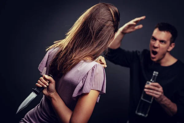 Rozzlobený Agresivní Opilý Manžel Fyzicky Zneužívá Svou Ženu Selektivní Fokus — Stock fotografie