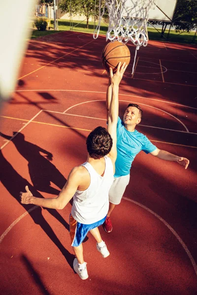 两名街头篮球运动员在户外训练 他们正在做一个好的行动 — 图库照片
