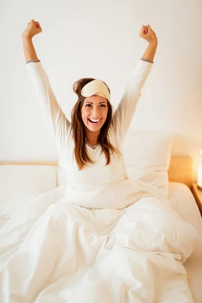 眠っているベッドに座って朝 ストレッチ マスクで若い美しい女性 — ストック写真