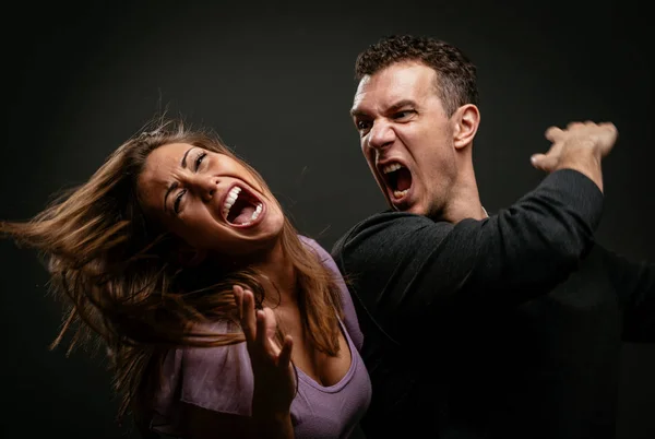 Enojado Agresivo Marido Tratando Golpear Esposa —  Fotos de Stock