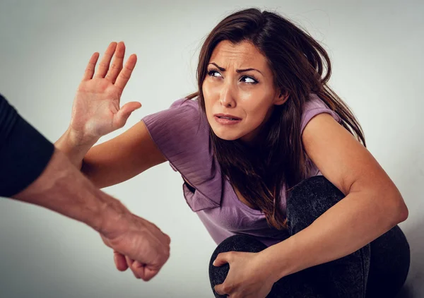 Marido Agressivo Está Abusando Fisicamente Sua Esposa — Fotografia de Stock