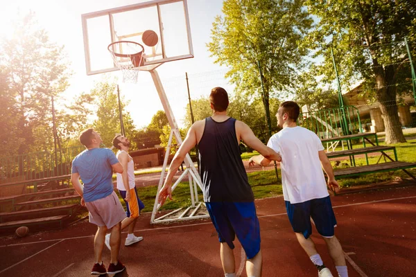 Vier Basketballspieler Trainieren Unter Freiem Himmel Sie Spielen Und Handeln — Stockfoto