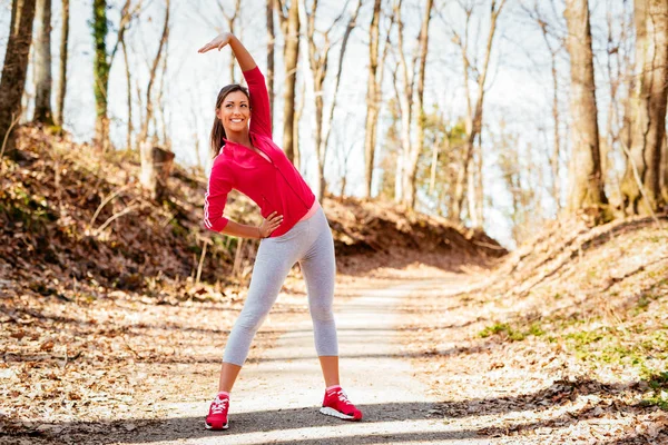 Bella Fitness Donna Esecuzione Facendo Esercizio Stretching Nella Foresta — Foto Stock