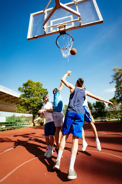 Quatro Jogadores Basquete Têm Treinamento Livre Eles Estão Jogando Pulando — Fotografia de Stock