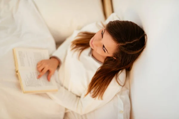 Beautiful Smiling Pensive Girl Relaxing Bed Reading Book Top View — Stock Photo, Image