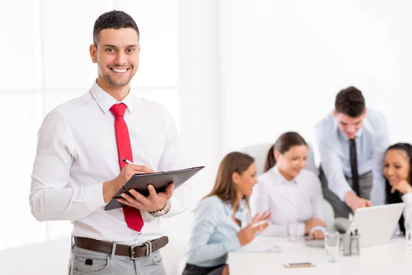 Joven Empresario Exitoso Parado Orgullosamente Oficina Mirando Cámara Sus Jóvenes — Foto de Stock