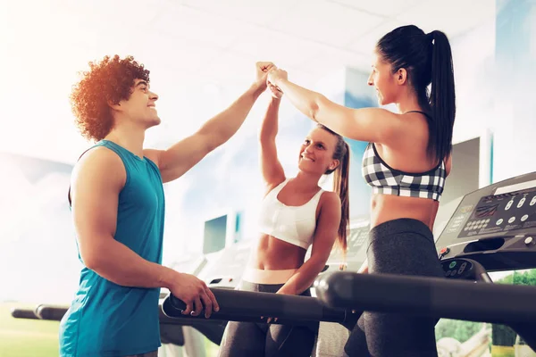 Tres Amigos Felices Haciendo Saludo Deportivo Después Entrenar Gimnasio Son — Foto de Stock