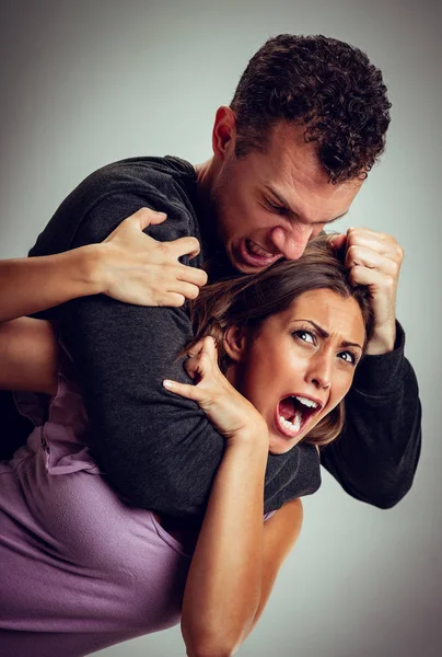 Irritado Marido Agressivo Tentando Bater Sufocar Sua Esposa — Fotografia de Stock