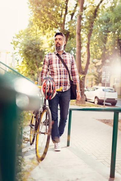 自転車で仕事に行く若いカジュアルなビジネスマン — ストック写真