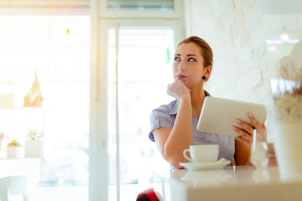 Unga Fundersam Affärskvinna Paus Ett Café Hon Använder Digitala Tablett — Stockfoto