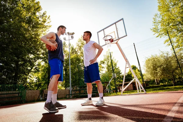 Dos Jugadores Baloncesto Tienen Trato Antes Entrenar Aire Libre Están — Foto de Stock