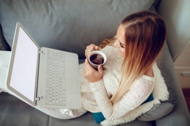 dizüstü bilgisayar kullanan kız 