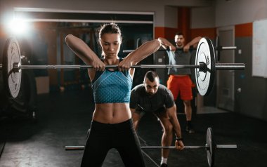 kas sevimli kadın egzersiz yaparak 