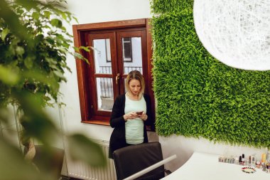 ofiste dinlendirici güzellik uzmanı