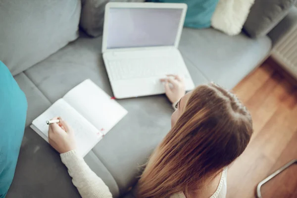 Nainen opiskelee ja työskentelee hänen kannettava tietokone — kuvapankkivalokuva
