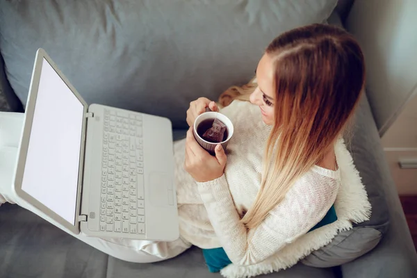 dizüstü bilgisayar kullanan kız 