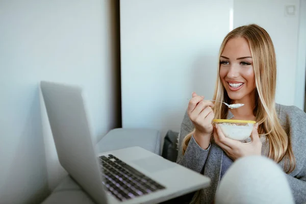 Mädchen mit Laptop — Stockfoto