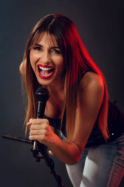 Bir mikrofon tutan şarkıcı — Stok fotoğraf
