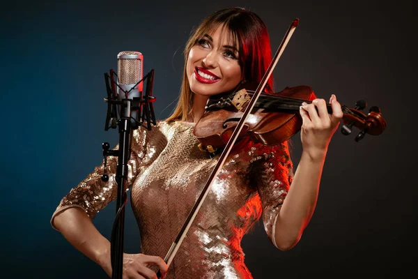 Mujer tocando el violín — Foto de Stock