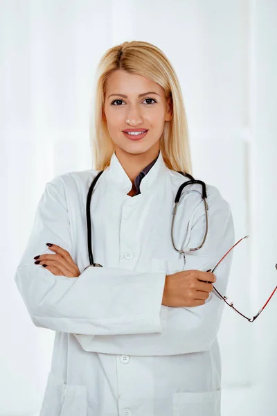 Bonito jovem médico fêmea bonito — Fotografia de Stock