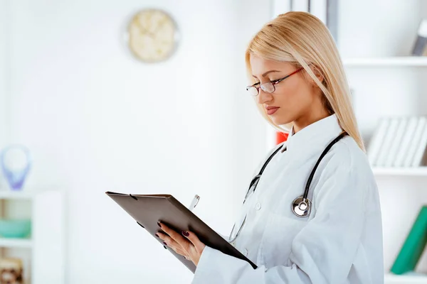 Médico feminino com os óculos — Fotografia de Stock