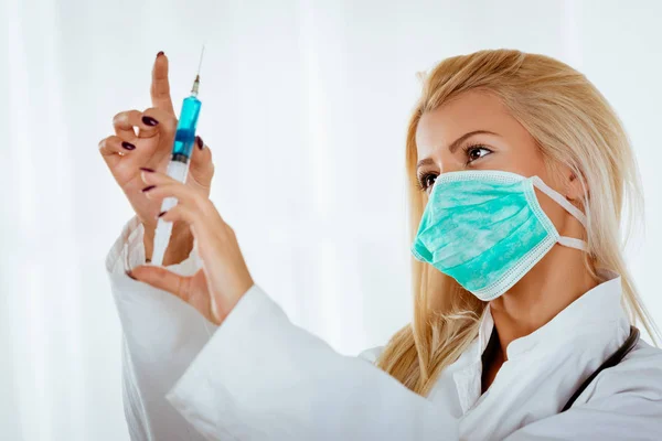 Frau im weißen Mantel bereitet eine Spritze vor — Stockfoto