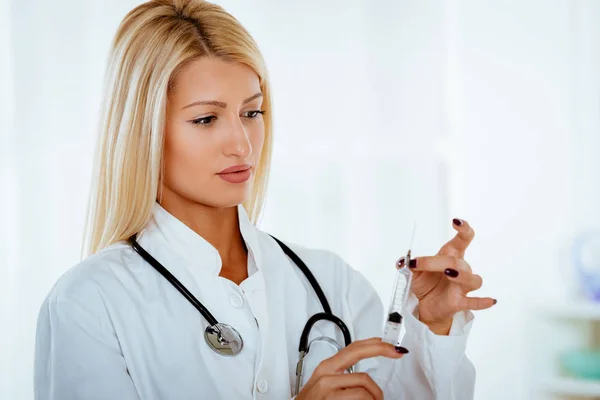 Woman in a white coat preparing an injection — Stock Photo, Image