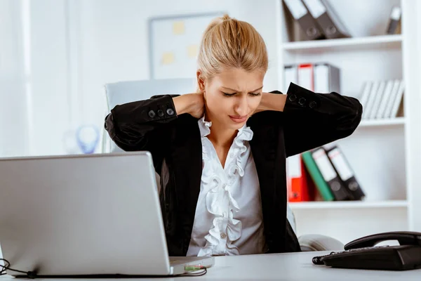 Frau hält Hände am Hals — Stockfoto