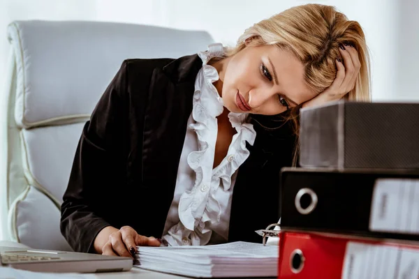 Junge müde Geschäftsfrau besorgt im Sitzen — Stockfoto