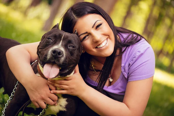 Donna abbracciando il suo carino stafford terrier — Foto Stock