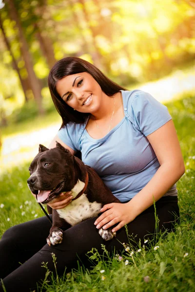 Donna e il suo cute stafford terrier — Foto Stock