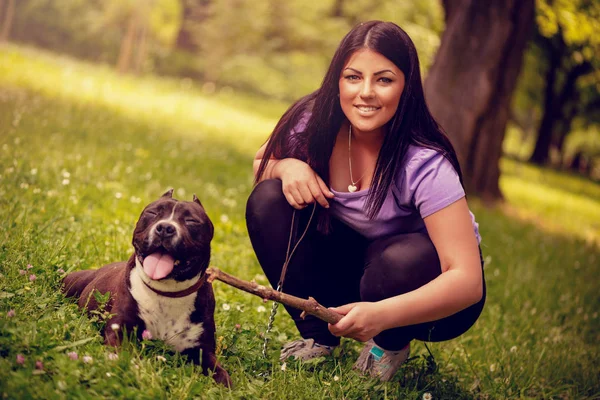 Kadın onun sevimli stafford terrier ile — Stok fotoğraf