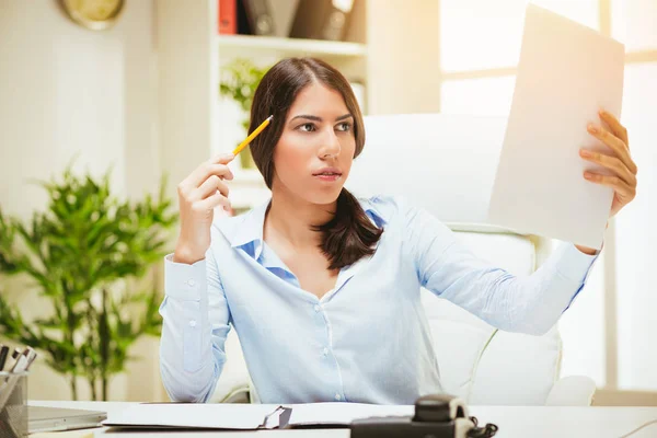 Vrouw in de office-brainstormen — Stockfoto