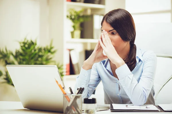 Kvinna som tittar oroligt på laptop — Stockfoto