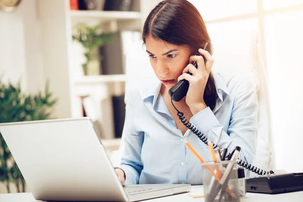 Erfolgreiche junge Frau arbeitet — Stockfoto