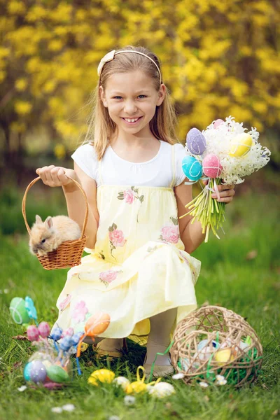 女孩抱着可爱的兔子在篮子里 — 图库照片