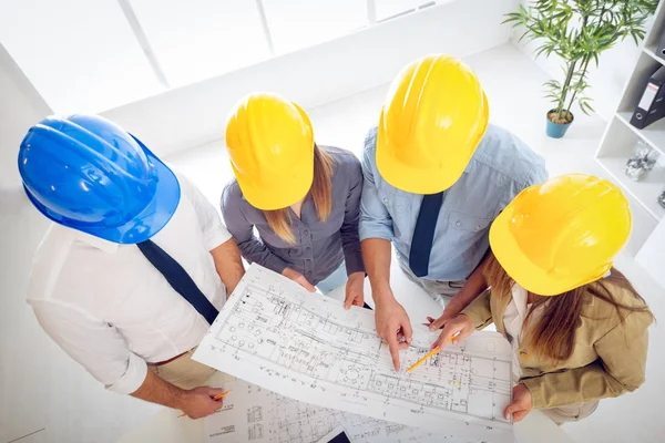 Team discussing construction plan — Stock Photo, Image