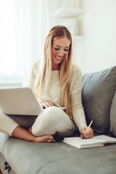 Schöne Junge Frau Studiert Und Arbeitet Ihrem Laptop Und Schreibt — Stockfoto