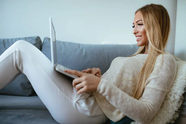 Attraktives Lächelndes Mädchen Das Auf Einem Bett Sitzt Und Laptop — Stockfoto