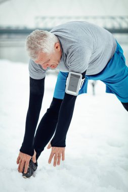 Germe ve dışında eğitim kış aylarında nehir kıyısında egzersizleri yapıyor etkin komuta sizde.