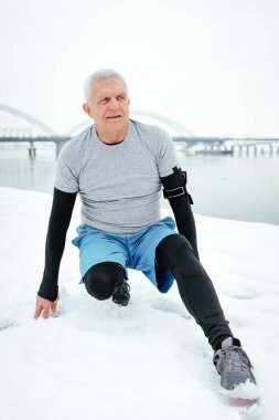 Germe ve dışında eğitim kış aylarında nehir kıyısında egzersizleri yapıyor etkin komuta sizde.