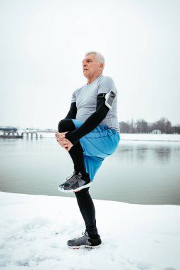 Germe ve dışında eğitim kış aylarında nehir kıyısında egzersizleri yapıyor etkin komuta sizde.