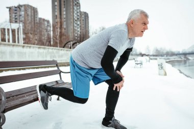 Germe ve dışında eğitim kış aylarında nehir kıyısında egzersizleri yapıyor etkin komuta sizde.