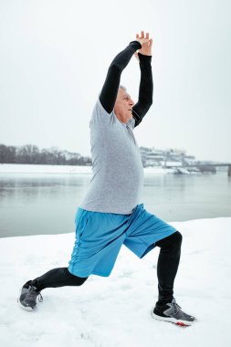 Germe ve dışında eğitim kış aylarında nehir kıyısında egzersizleri yapıyor etkin komuta sizde.