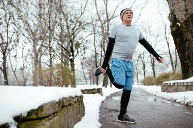 Germe ve dışında eğitim kış aylarında genel Park'ta jogging, önce egzersizleri yapıyor etkin komuta sizde. Kopya alanı.