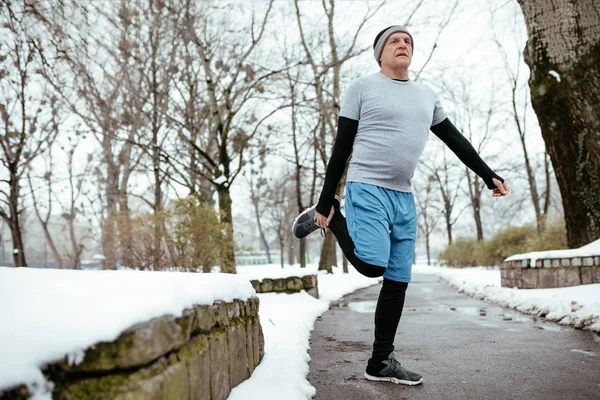 Aktywne Starszy Mężczyzna Rozciąganie Robienie Ćwiczeń Przed Jogging Parku Publicznym — Zdjęcie stockowe