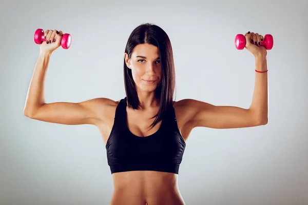 Attraktive Muskulöse Junge Frau Beim Sport Mit Kurzhanteln — Stockfoto