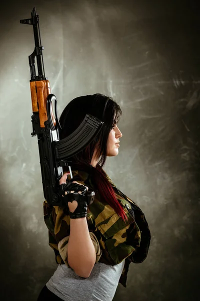 手持自动步枪的年轻有吸引力的军事妇女 — 图库照片