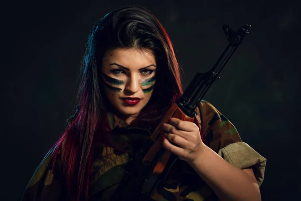 Mujer Militar Atractiva Joven Con Pintura Facial Pintura Guerra Sosteniendo —  Fotos de Stock